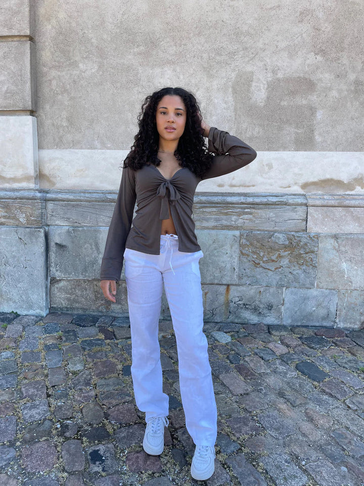 Ella – Elegant bluse med sløyfe