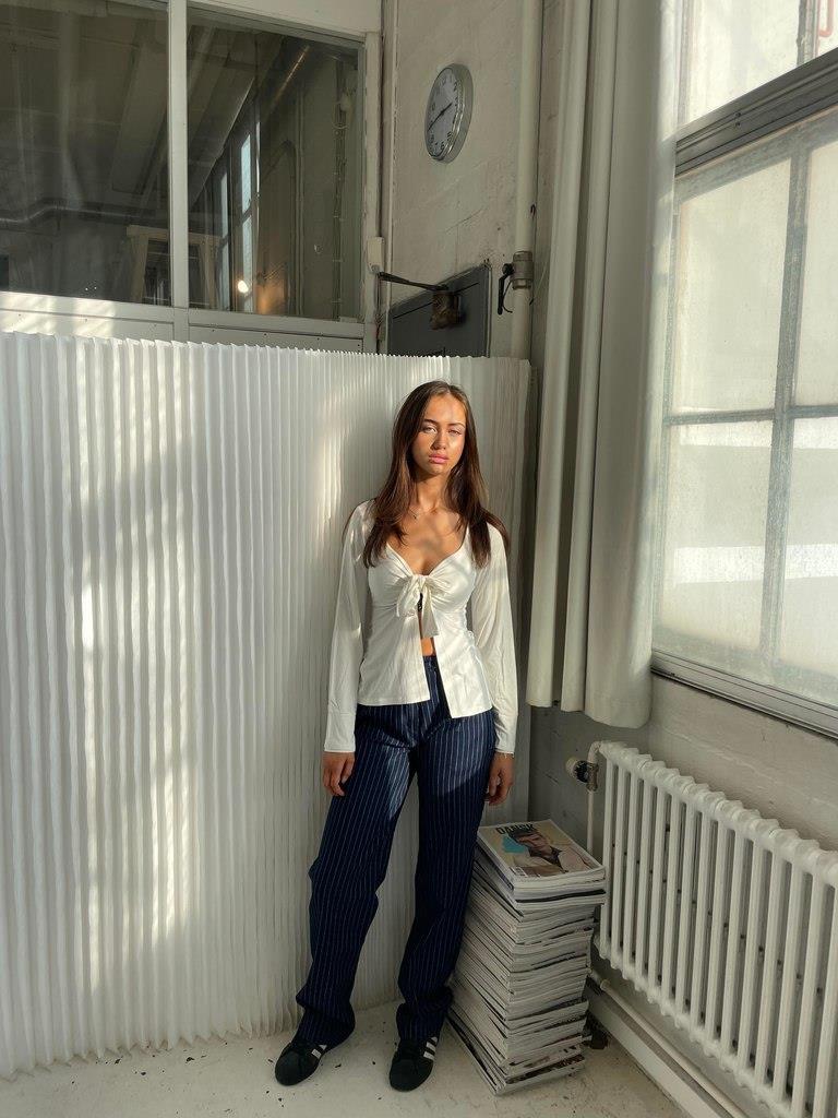 Ella – Elegant bluse med sløyfe