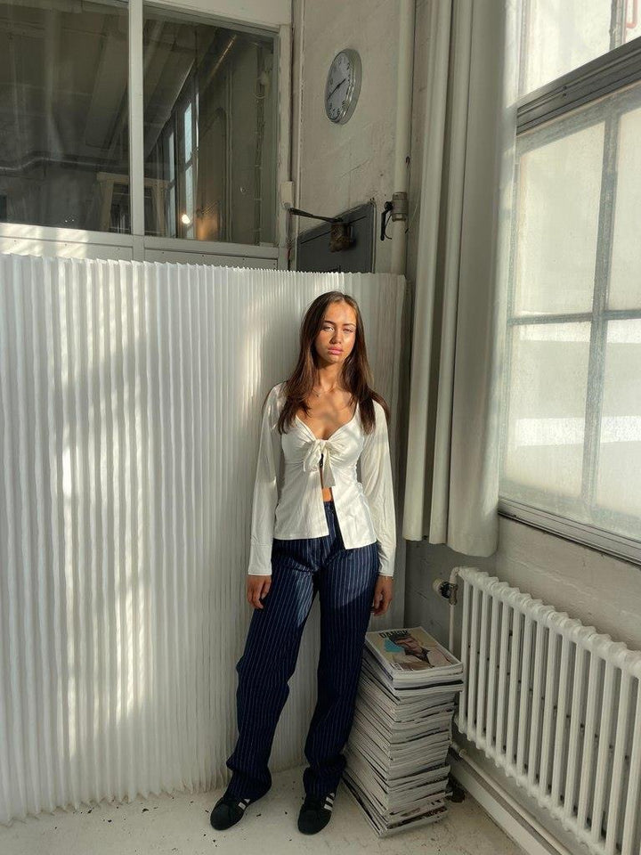 Ella – Elegant bluse med sløyfe